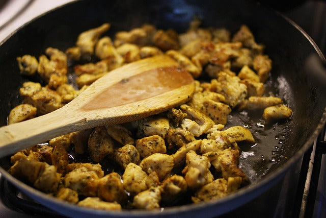 Comment éviter que les aliments collent dans la poêle ?