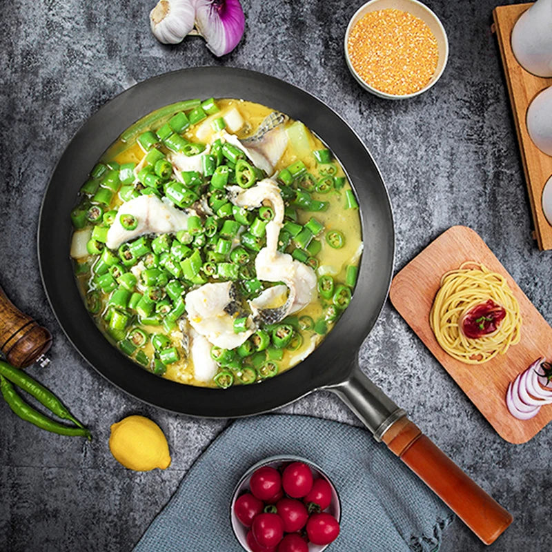 Wok traditionnel chinois en fer forgé avec manche en bois